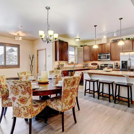 Luxury Condo 412: Pool, Club & Views with Activity Perks